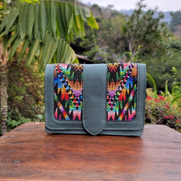 Typika Handbags - Unique Guatemalan Leather Handbag - Recycled Huipil & Green Leather (Temoatzin)